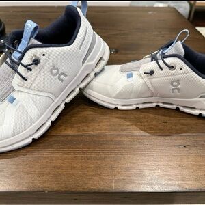 Girls size 4 ON shoes